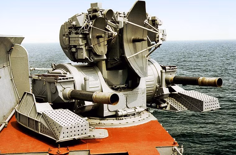 Trong tác chiến phòng không, tàu khu trục săn ngầm Đô đốc Panteleyev được trang bị 2 bệ pháo - tên lửa Kashtan và 4 bệ pháo 6 nòng AK-630. Trong ảnh, module chiến đấu hệ thống phòng không tầm thấp Kashtan trang bị 2 pháo 6 nòng cỡ 30mm AO-18 và 8 đạn tên lửa 9M311 (cơ số 32 quả) cho phạm vi phòng thủ từ 500-8.000m.