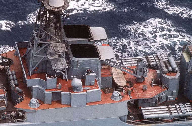 Ở đuôi tàu được bố trí 2 bệ phóng ngư lôi cỡ 533mm (4 ống/bệ) phóng ngư lôi chống ngầm/tàu mặt nước Type 53 đạt tầm bắn 19-22km, tốc độ khoảng 80km/h.