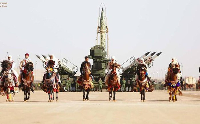 Cụ thể theo thống kê vừa được công bố, trong vòng một tháng rưỡi qua, vài trăm tên lửa đạn đạo chiến thuật R-17 Elbrus (Scud-B) và 60 xe tăng T-62 mới đã xuất hiện một cách bí ẩn trong kho vũ khí của LNA.