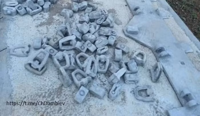 Còn tại Dải đất hình chữ S, Binh chủng Tăng - Thiết giáp Quân đội nhân dân Việt Nam có thói quen chế tạo những xe tăng đang phục vụ trong biên chế bằng bên tông để làm tượng đài.