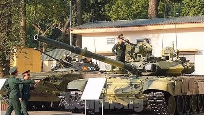 Ngoài pháo chính xe tăng T-90S còn được trang bị 1 đại liên đồng trục 7,62 mm PKTM và 1 súng máy phòng không NSVT cỡ 12,7 mm có thể điều khiển bắn từ bên trong xe.