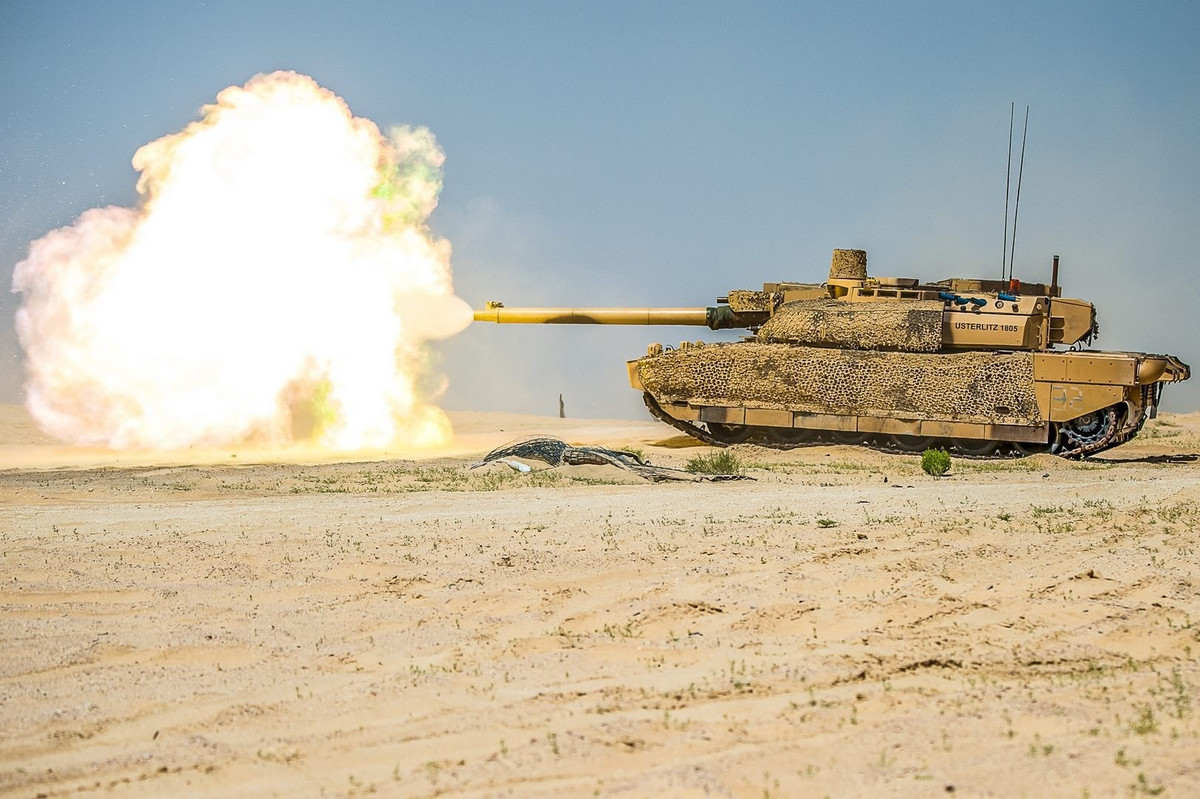 Xe tăng chiến đấu chủ lực Leclerc của UAE Thống nhất đã được triển khai trong các hoạt động chiến đấu ở Yemen (gần Aden) như một phần của liên quân do Arab Saudi dẫn đầu. Ước tính có 70 chiếc Leclerc đã được UAE triển khai tại Yemen, 15 chiếc trong số đó được trang bị gói AZUR.