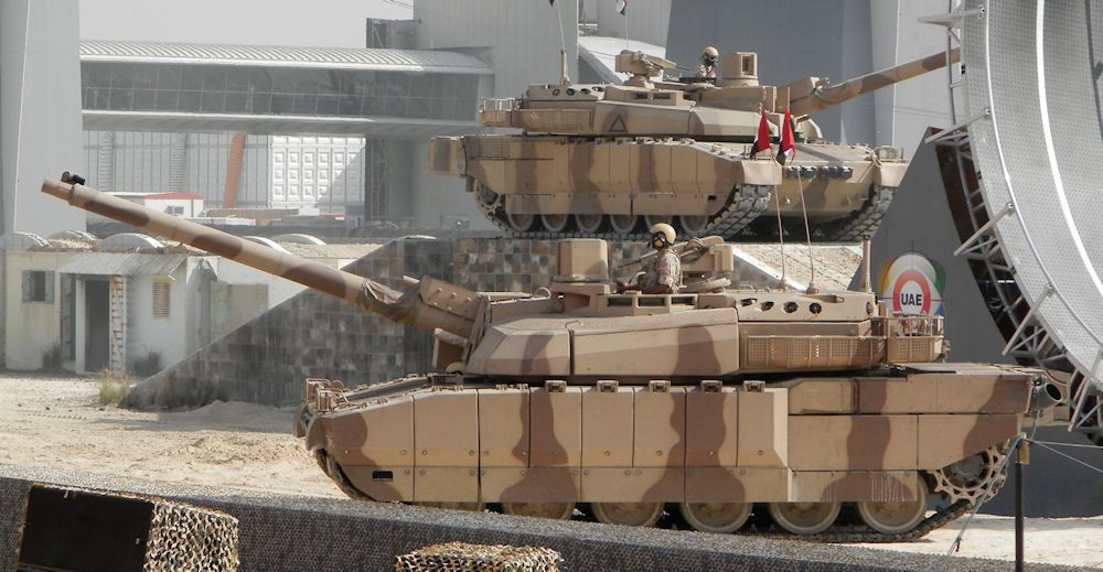 Leclerc do Pháp sản xuất là một trong những xe tăng chiến đấu chủ lực hiện đại trên thế giới. Xe tăng được trang bị pháo nòng trơn GIAT (Nexter) CN120-26 120mm tương đương với pháo nòng trơn 120 mm trang bị cho Leopard 2, M1A1 và M1A2. Tháp pháo được trang bị bộ nạp đạn tự động chứa 22 viên đạn sử dụng sẵn thường được nạp từ bên ngoài thông qua một cửa sập nhỏ ở phía sau bệ tháp pháo. Với hệ thống này, xe tăng có thể bắn với tốc độ 10 đến 12 phát/phút.