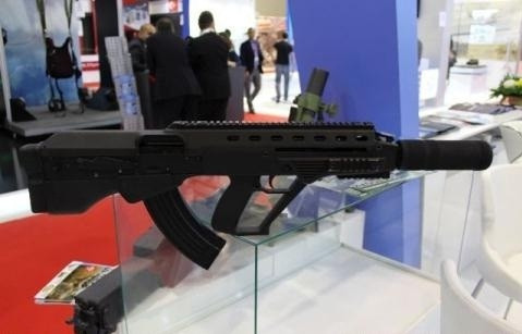 Súng cũng có thể được sử dụng dễ dàng bởi cả người thuận tay phải lẫn tay trái. Các tia xử lý ergonomic không di chuyển khi bắn, tránh việc ngón tay hoặc cằm bị chấn thương.