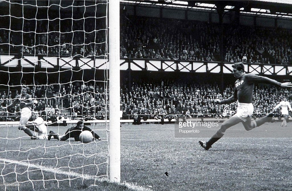 Phá ghi bàn vào lưới Lev Yashin của cầu thủ Ferenc Bene tại trận tứ kết Liên Xô - Hungary. Ảnh: Getty.