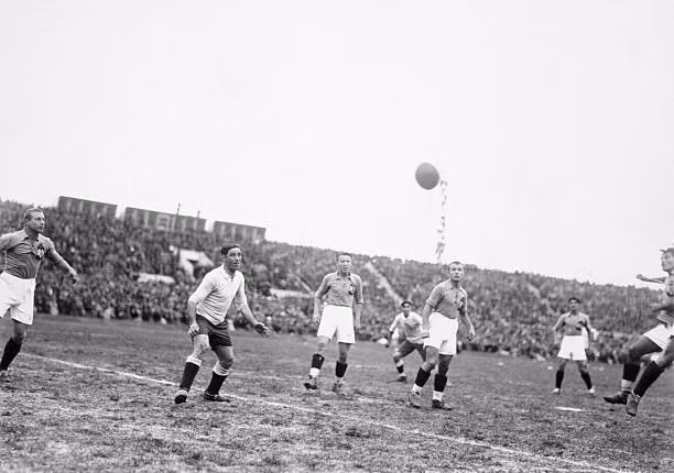 Tiền đạo người Uruguay Pedro Cea (thứ 2 từ trái qua) bị bao vây bởi các hậu vệ Nam Tư trong trận bán kết World Cup 1930. Trận này Uruguay cũng giành chiến thắng với tỉ số 6-1. Ảnh: Getty.