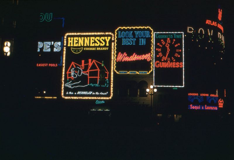 Những bảng hiệu neon rực rỡ màu sắc ở khu Piccadilly. Ảnh: Hardwicke Knight.