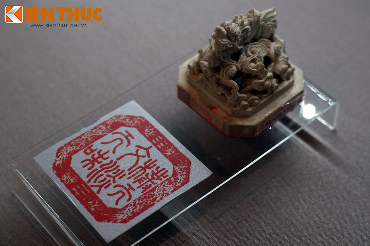 Ấn ngà "Phác nhi văn đạm nhi vị", nghĩa là "Đơn sơ mà văn vẻ, đạm bạc nhưng ý vị".