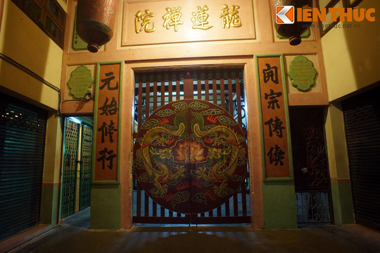 Khu vực này tập trung rất nhiều đền, chùa, miếu... của người người Hoa với nét kiến trúc đặc trưng.