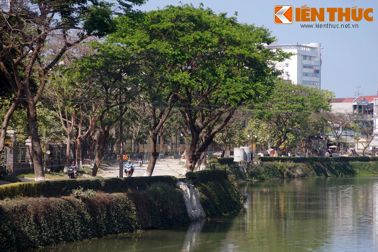 Còn những ngày tiết trời mát mẻ, thuồng luồng nằm im trong hang động, dòng sông không bị khuấy đảo, nước sông An Cựu trở nên trong vắt.