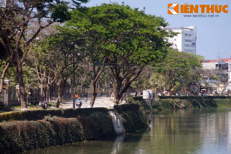 Còn những ngày tiết trời mát mẻ, thuồng luồng nằm im trong hang động, dòng sông không bị khuấy đảo, nước sông An Cựu trở nên trong vắt.