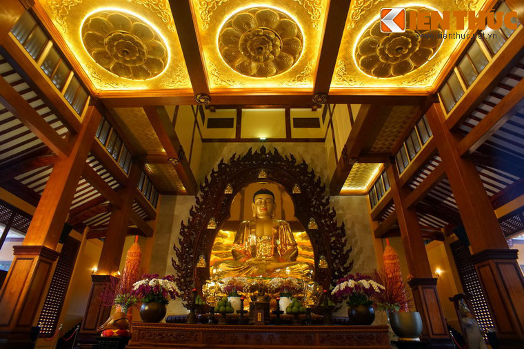 Bức tượng này được đúc bằng đồng nguyên khối, nặng 35 tấn, cao 7,5 mét, là một trong những tượng Phật đồng lớn nhất Việt Nam. Tượng được an vị tại chùa ngày 11/1/2017.