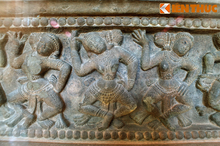 Một cạnh của bệ chạm khắc 11 nhân vật hình dáng gần giống nhau, trong tư thế múa.