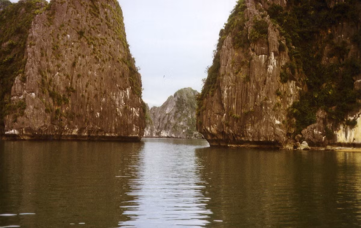 Khung cảnh ở vịnh Hạ Long. Ảnh: Günter Mosler.