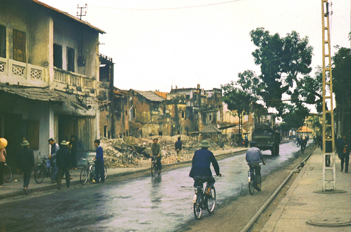 Dấu vết chiến tranh vẫn còn hiện diện: Một khu phố bị bom Mỹ tàn phá và nắp hầm trú bom trên vỉa hè. Ảnh: Günter Mosle.