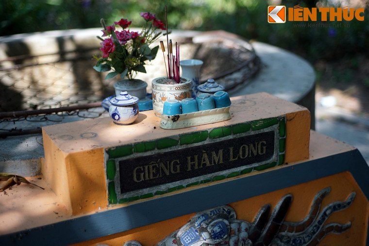 Vào những ngáy lễ, Tết, người dân xứ Huế đến thắp hương tại chùa Báo Quốc thường ghé qua giếng Hàm Long để cầu may mắn, sức khỏe, bình an cho gia đình.