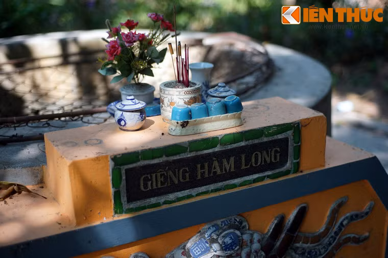 Vào những ngáy lễ, Tết, người dân xứ Huế đến thắp hương tại chùa Báo Quốc thường ghé qua giếng Hàm Long để cầu may mắn, sức khỏe, bình an cho gia đình.