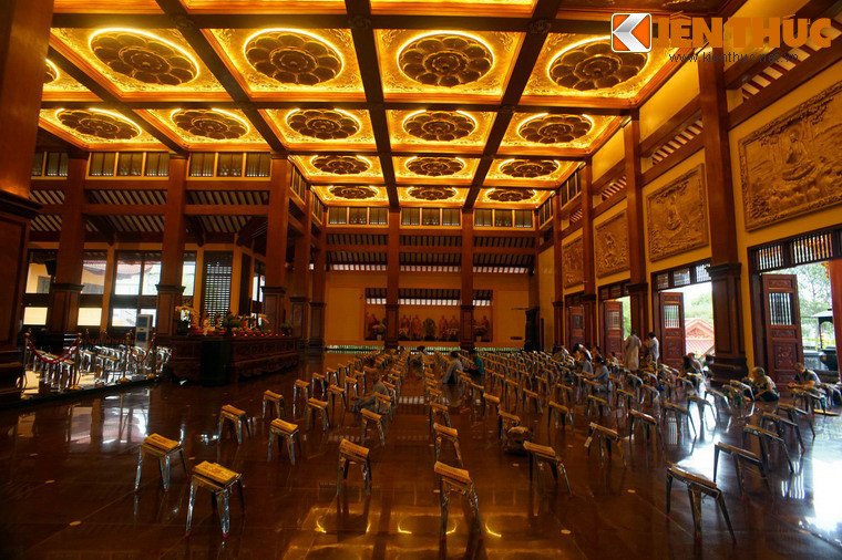 Gian đèn gồm hàng chục hộc đèn hình vuông tỏa ra ánh sáng vàng dịu mắt và đầy vẻ huyền ảo.