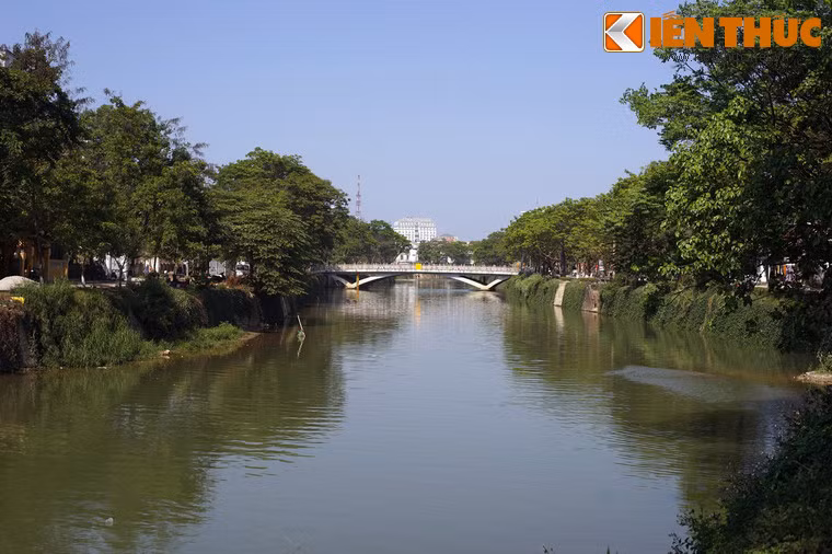 Trên lý giải khoa học, do sông An Cựu là dòng sông đào nhận nước từ sông Hương trong xanh chảy về Phá Hà trung và ra biển nên ngay cả những ngày mưa nước vẫn ít khi đục vì không có nước nguồn trên núi chảy về.