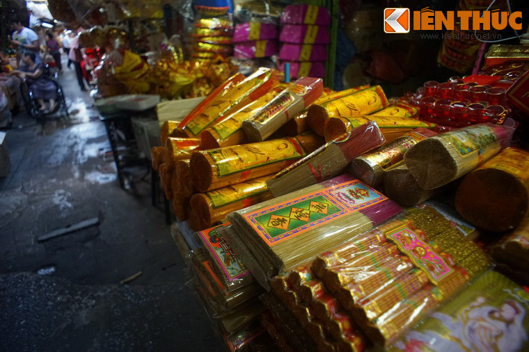Mùi hương trầm cùng sắc màu đỏ - vàng của các loại đồ thờ tự được bày bán tạo nên không gian đặc trưng cho các ngõ hẻm nằm gần đền chùa.