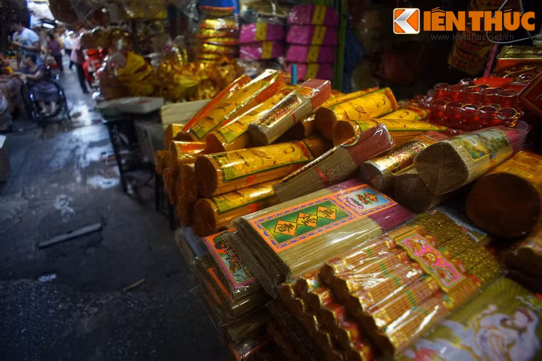 Mùi hương trầm cùng sắc màu đỏ - vàng của các loại đồ thờ tự được bày bán tạo nên không gian đặc trưng cho các ngõ hẻm nằm gần đền chùa.