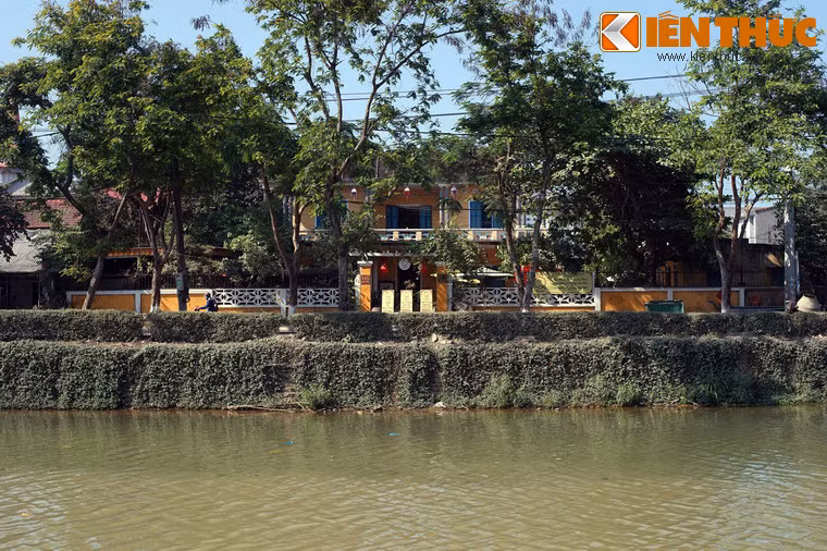 Cách phủ Tùng Thiện vương không xa, ở số 145 Phan Đình Phùng là nhà lưu niệm bà Từ cung, tức Đoan Huy Hoàng thái hậu, vợ vua Khải Định, mẹ vua Bảo Đại. Ngôi nhà là nơi bà Từ cung sống từ năm 1955 đến khi qua đời năm 1980.