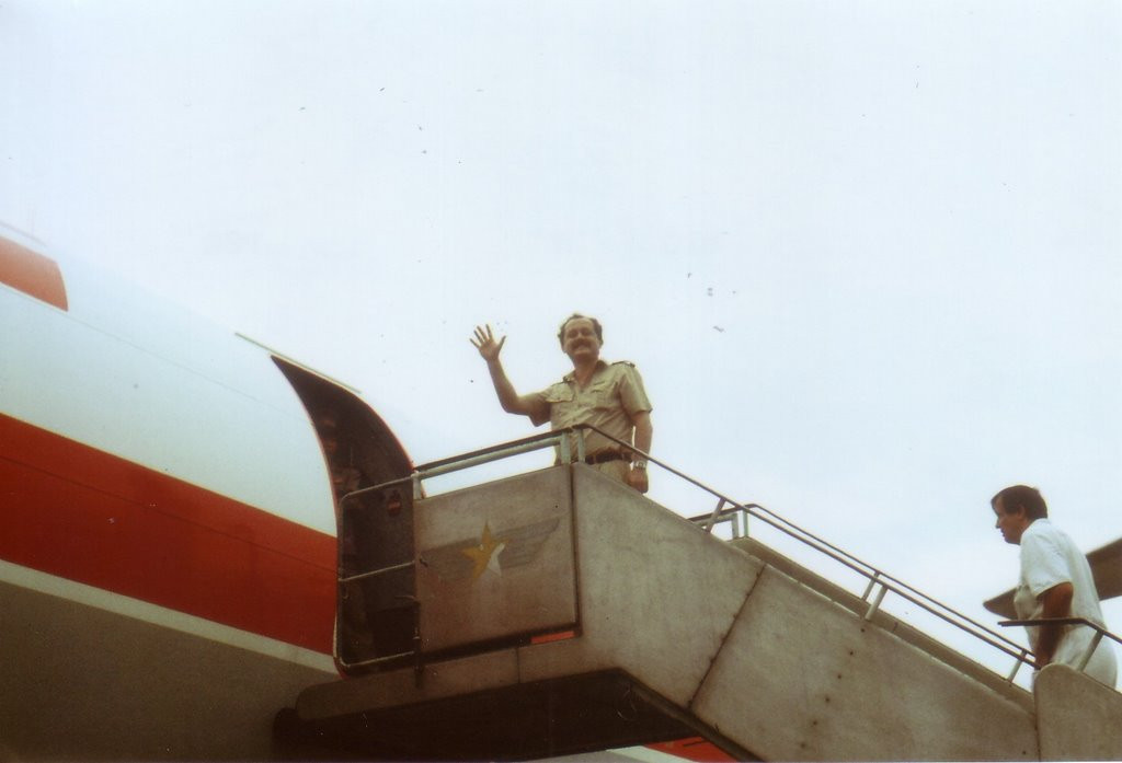 Một người đàn ông nước ngoài, có thể là phi công, vẫy tay chào khi lên máy bay. Ảnh: Günter Mosle.