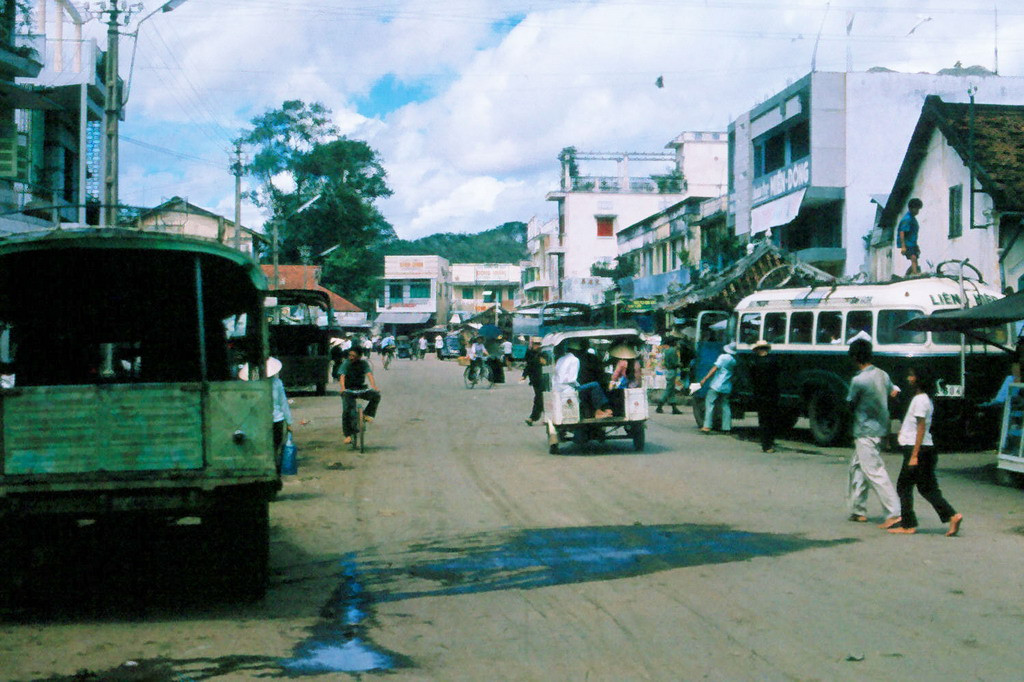 Trên một con đường ở Sài Gòn. Ảnh: 11thrru.org.