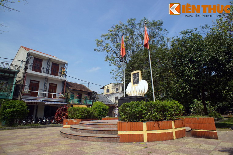 Sau đó, khu vực chợ Đông Ba cũ trở thành trường Pháp - Việt Đông Ba, nơi Chủ tịch Hồ Chí Minh theo học từ năm 1906-1908. Năm 1923, trường chuyển về địa điểm trường Gia Hội ngày nay. Vị trí trường cũ hiện tại là vườn hoa, nơi có một bia kỷ niệm trường Pháp - Việt Đông Ba.