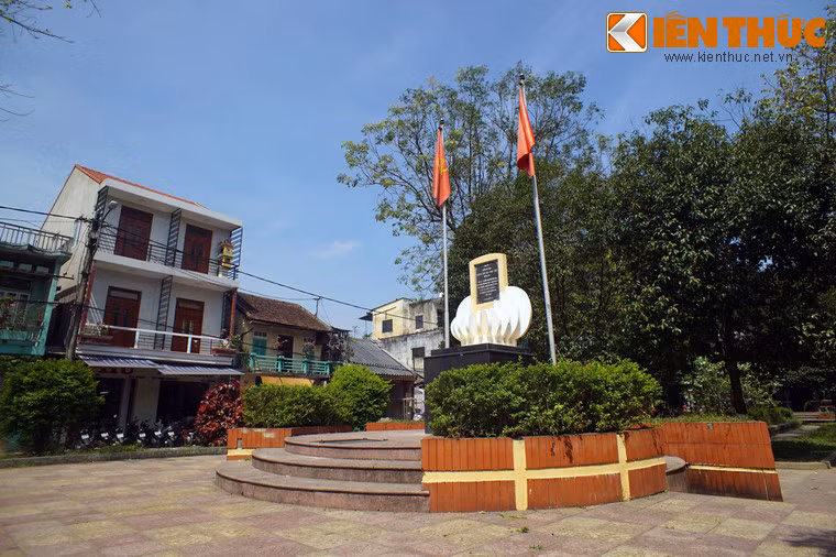 Sau đó, khu vực chợ Đông Ba cũ trở thành trường Pháp - Việt Đông Ba, nơi Chủ tịch Hồ Chí Minh theo học từ năm 1906-1908. Năm 1923, trường chuyển về địa điểm trường Gia Hội ngày nay. Vị trí trường cũ hiện tại là vườn hoa, nơi có một bia kỷ niệm trường Pháp - Việt Đông Ba.