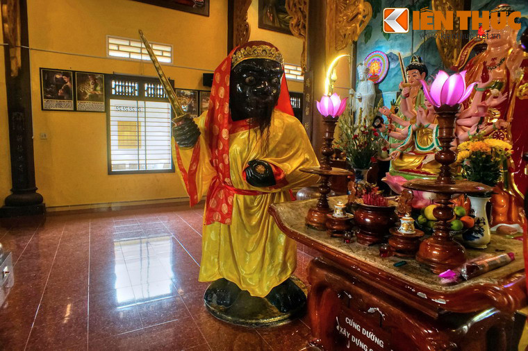 Năm 1977, một đoàn khảo cổ từ Hà Nội vào Bình Định đã xác định hai pho tượng đá này có từ thế kỷ 13, cách đây hơn 700 năm.