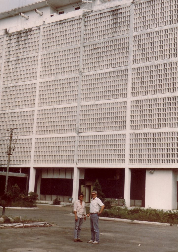 Tòa nhà Đại sứ quán Mỹ ở Sài Gòn trước 1975, cuối thập niên 1980 là trụ sở trụ sở của Tổng cục Dầu khí. Ảnh: Günter Mosle.