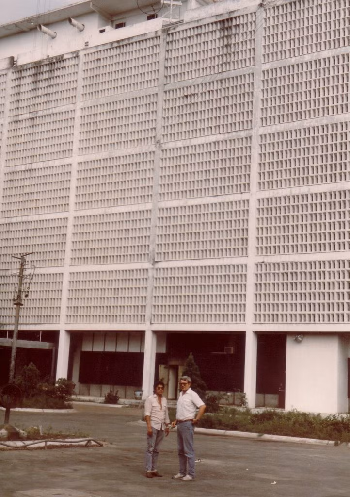 Tòa nhà Đại sứ quán Mỹ ở Sài Gòn trước 1975, cuối thập niên 1980 là trụ sở trụ sở của Tổng cục Dầu khí. Ảnh: Günter Mosle.