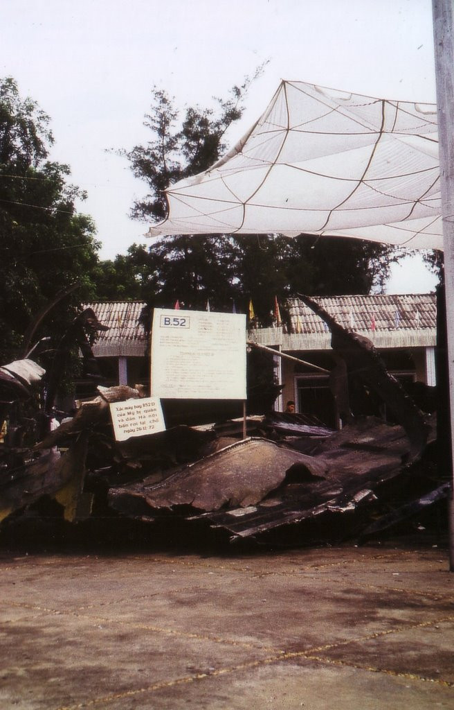 Xác máy bay B-52 ờ phường Quảng An. Ảnh: Günter Mosle.