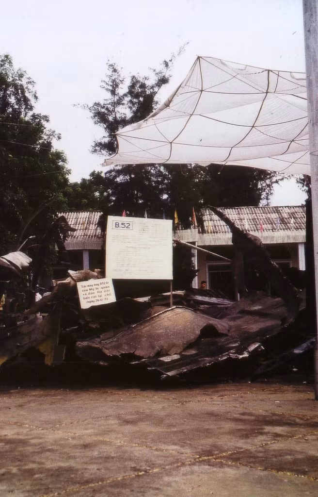 Xác máy bay B-52 ờ phường Quảng An. Ảnh: Günter Mosle.