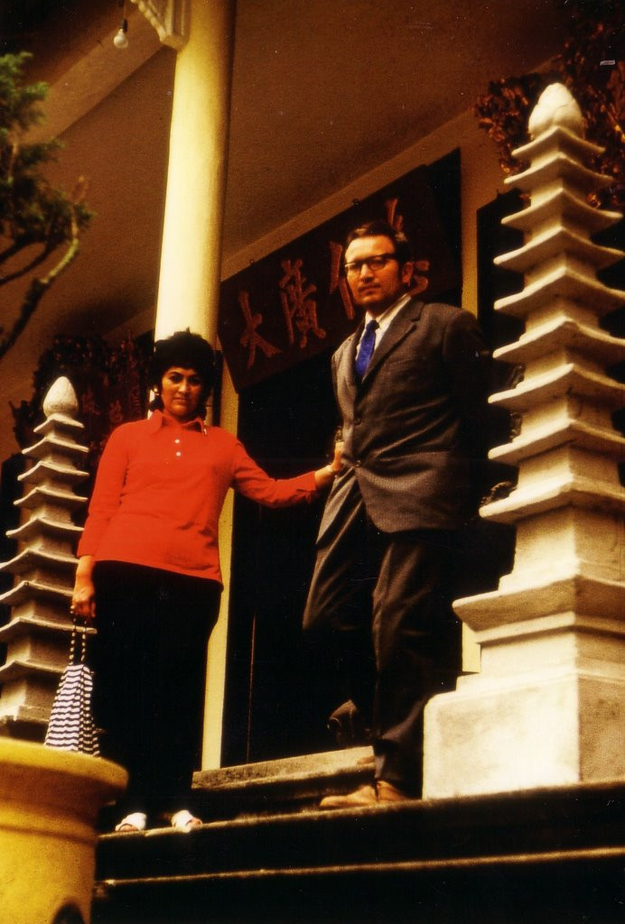 Ông Günter Mosle và vợ tại chùa Quán Sứ. Ảnh: Günter Mosle.