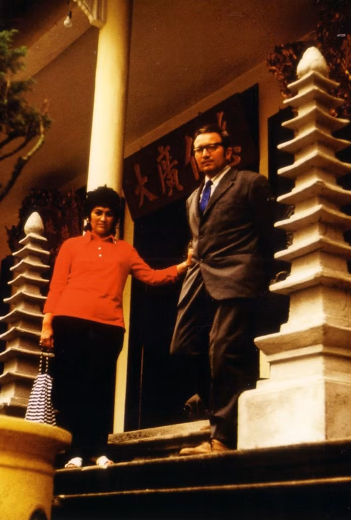 Ông Günter Mosle và vợ tại chùa Quán Sứ. Ảnh: Günter Mosle.