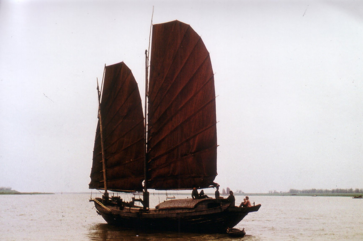 Thuyền buồm trên sông Hồng, khu vực Nhật Tân. Ảnh: Günter Mosle.