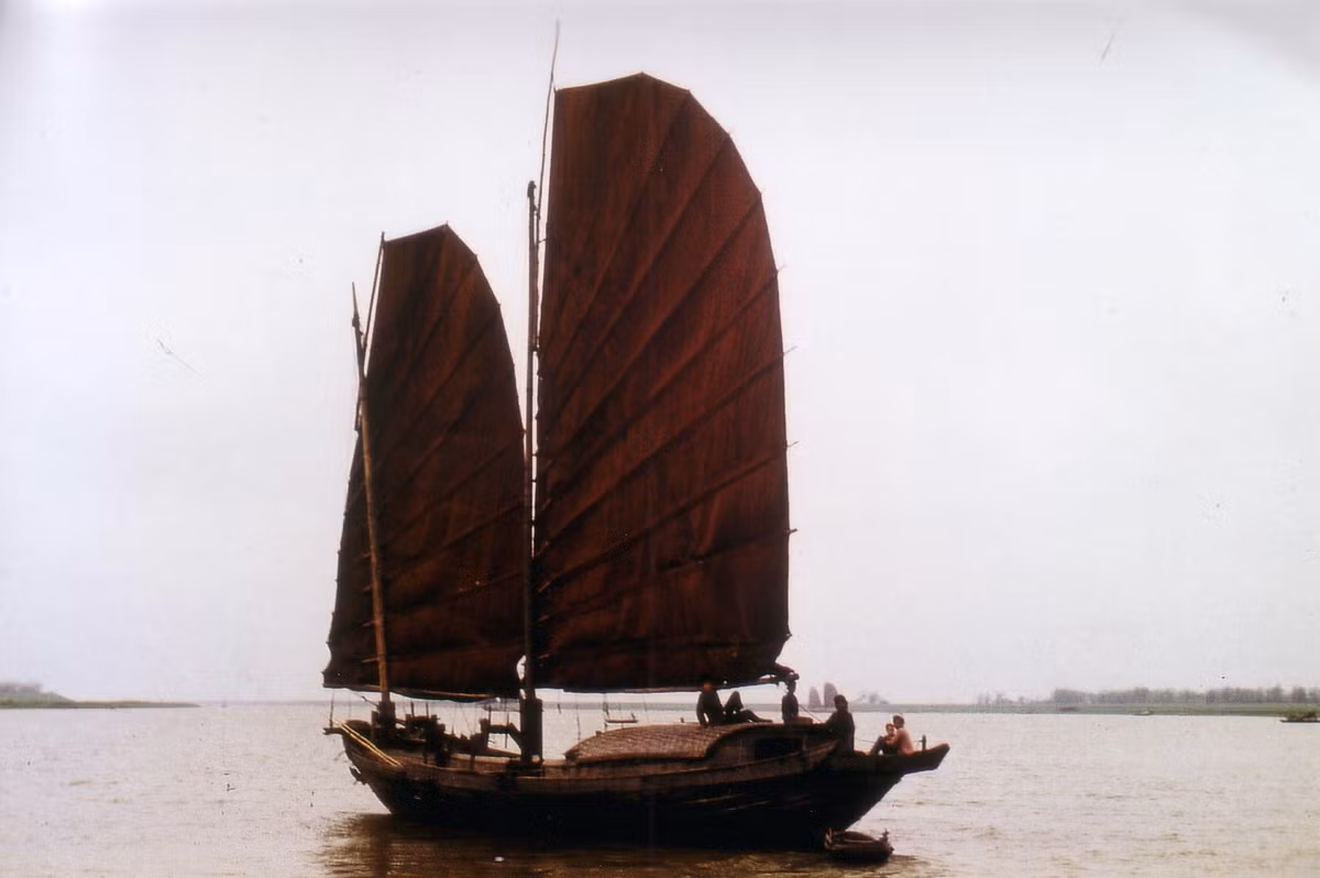 Thuyền buồm trên sông Hồng, khu vực Nhật Tân. Ảnh: Günter Mosle.