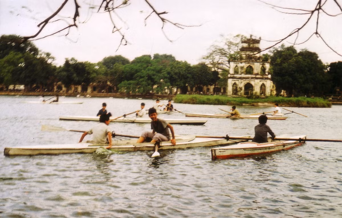 Thanh thiếu niên chèo thuyền kayak ở hồ Hoàn Kiếm. Ảnh: Günter Mosle.