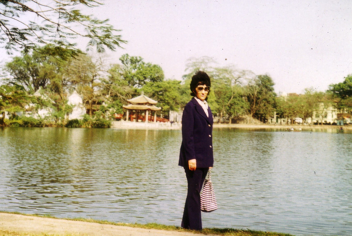 Vợ ông Günter Mosle tạo dáng bên bờ hồ. Ảnh: Günter Mosle.