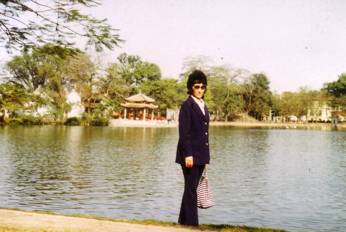 Vợ ông Günter Mosle tạo dáng bên bờ hồ. Ảnh: Günter Mosle.