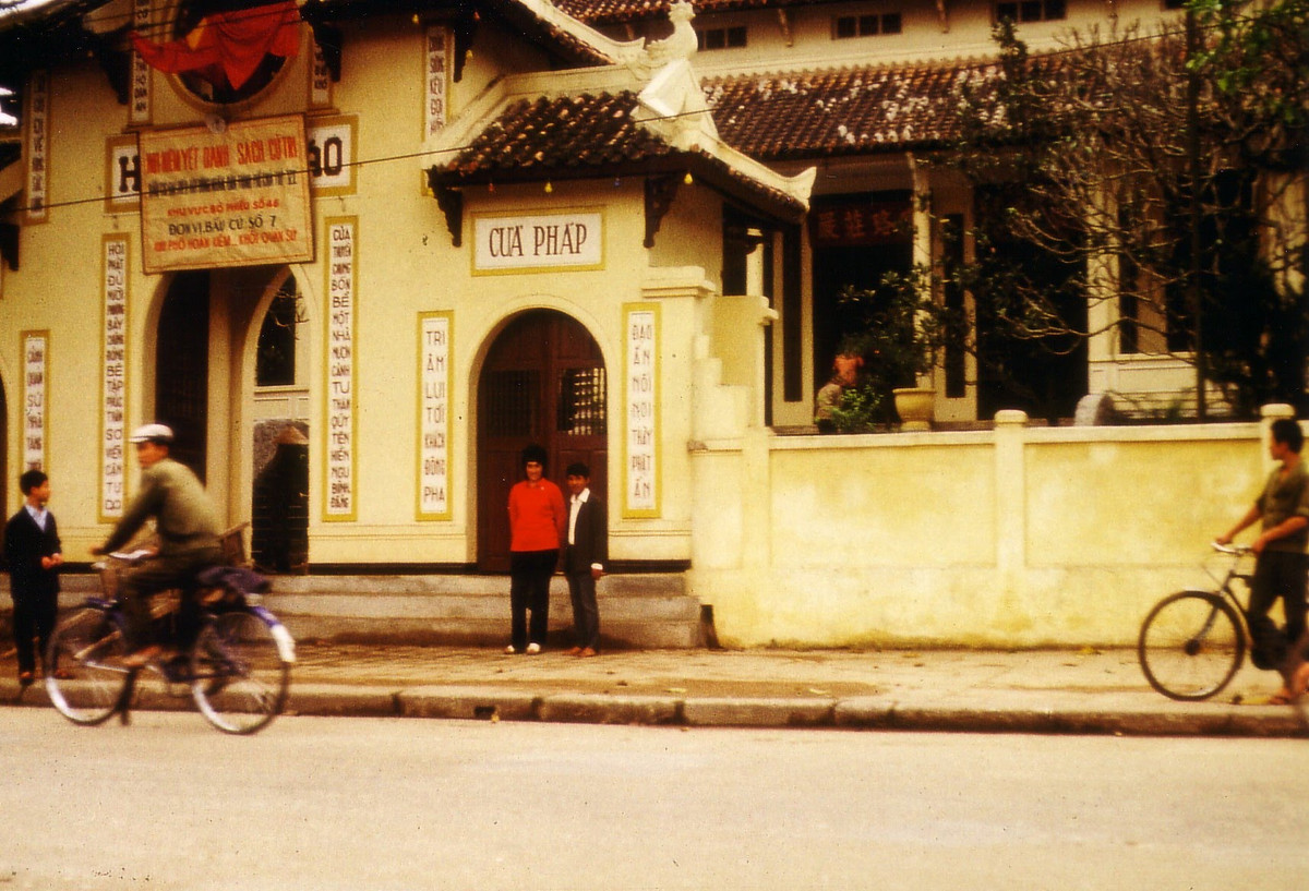 Bên ngoài chùa Quán Sứ. Ảnh: Günter Mosle.