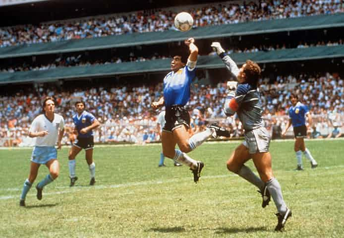 "Bàn tay Chúa Trời" của "Cậu bé vàng" Diego Maradona trong trận Argentina gặp Anh tại tứ kết World Cup 1986 được coi là khoảnh khắc gây tranh cãi nhất trong lịch sử World Cup. Ảnh: The Guardian.
