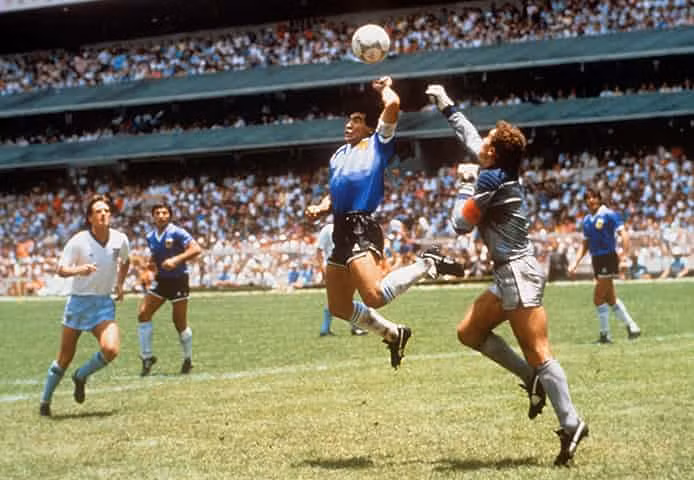 "Bàn tay Chúa Trời" của "Cậu bé vàng" Diego Maradona trong trận Argentina gặp Anh tại tứ kết World Cup 1986 được coi là khoảnh khắc gây tranh cãi nhất trong lịch sử World Cup. Ảnh: The Guardian.