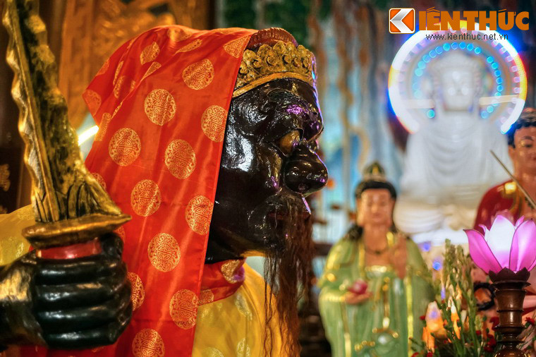 Thương nhớ hai ông, vua Chiêm Thành đã cho người tạc tượng để thờ phụng...