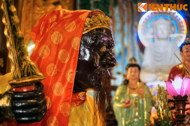 Thương nhớ hai ông, vua Chiêm Thành đã cho người tạc tượng để thờ phụng...