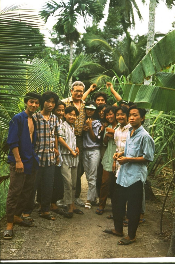 Ông Günter Mosle chụp ảnh cùng một nhóm thanh niên Sài Gòn. Ảnh: Günter Mosle.