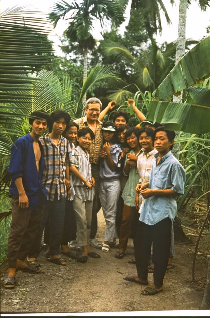 Ông Günter Mosle chụp ảnh cùng một nhóm thanh niên Sài Gòn. Ảnh: Günter Mosle.