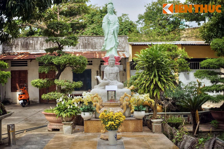 Cách tượng Phật A Di Đà không xa là đài Quan Âm.